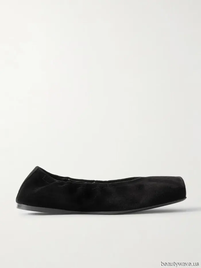 They're Here: The It Designer Flats That Stylish Girls Are Pairing With Levi's Jeans This Spring