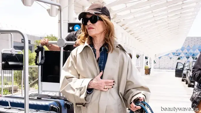 When it comes to airport travel, French women understand that the best combination is jeans paired with trainers.