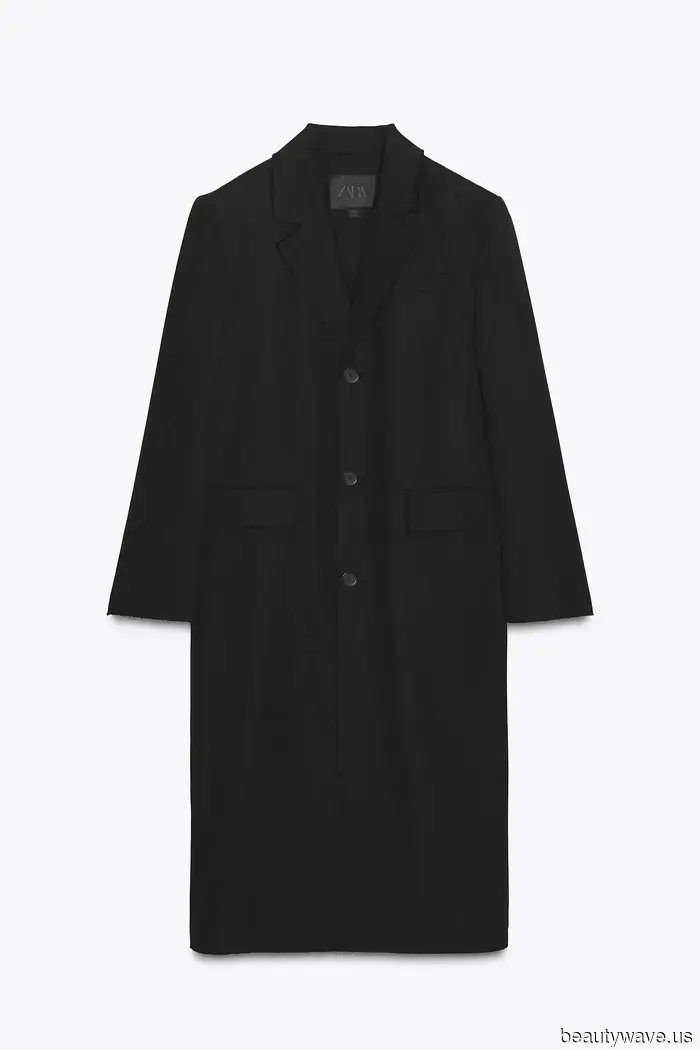 In 2025, Cool Girls Arrive at LAX Sporting *This* Sneaker Ensemble