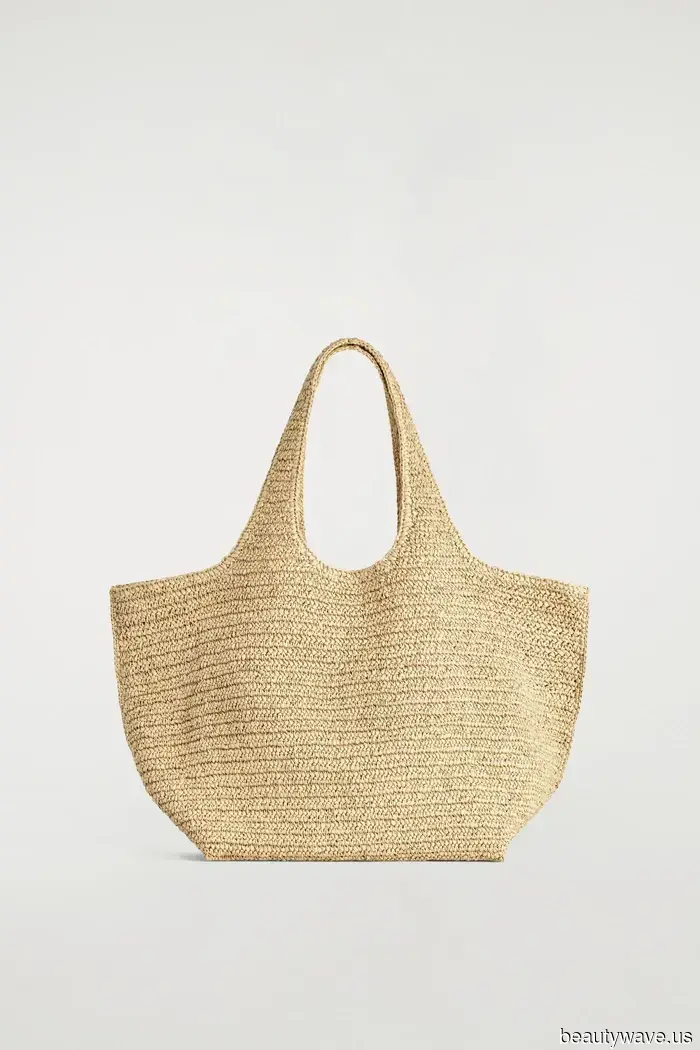 A Parigi, il guardaroba estivo di ogni elegante donna francese include uno di questi capi dall'aspetto ricco.