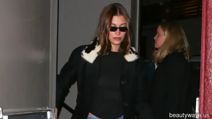 Avvistato a LA: Il look chic, ispirato ai anni '90, composto da jeans e giacca che Hailey porterà nel 2026