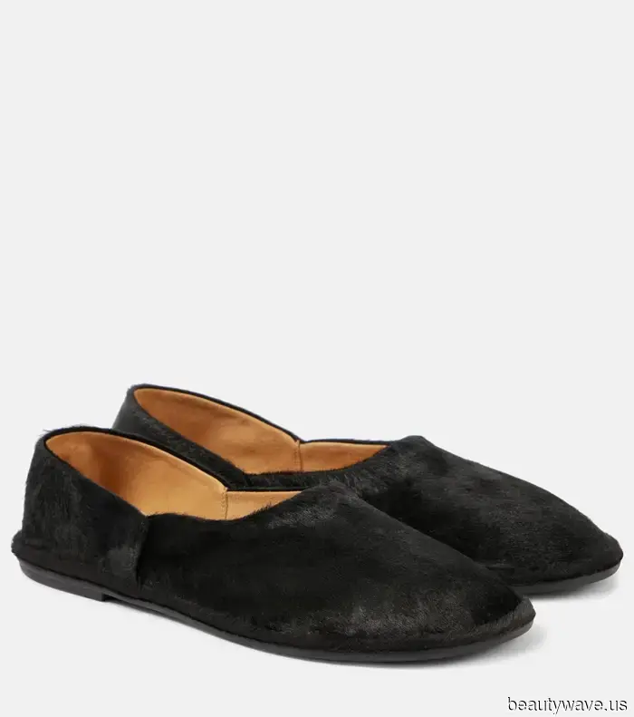 Es ist noch nicht Stiefelsaison&mdash;diese trendigen Ballerinas von The Row sind überall, wo ich hinschaue.