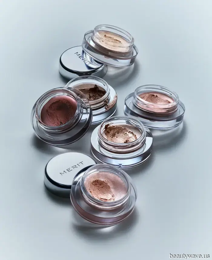 La nueva sombra de ojos en crema de Merit está dando vibes de supermodelo de los 90—no podría estar más obsesionada.