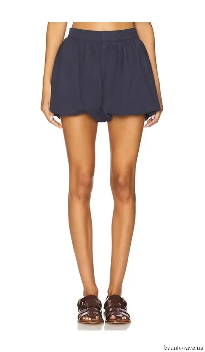 Scandi-Mädchen in Kopenhagen trugen diesen umstrittenen Schicht-Trend mit Jeans während der Fashion Week