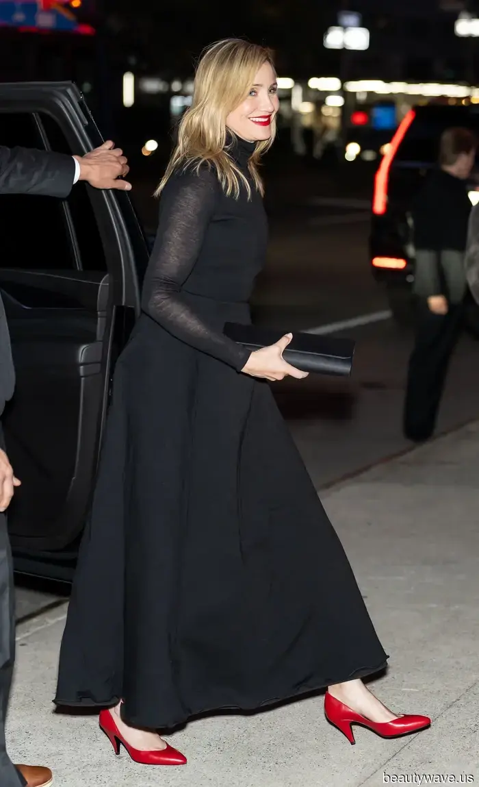 Improvvisamente, ogni persona di moda sta scambiando le scarpe nere per questa tonalità brillante.