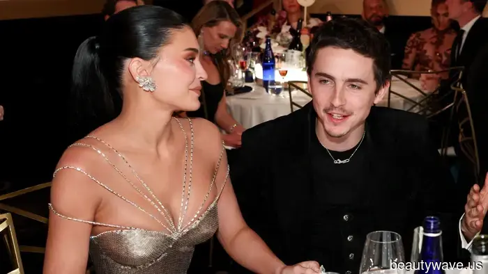 Kylie Jenner è appena entrata di soppiatto ai Golden Globes indossando un abito a clessidra scintillante&mdash;Guarda tutte le foto