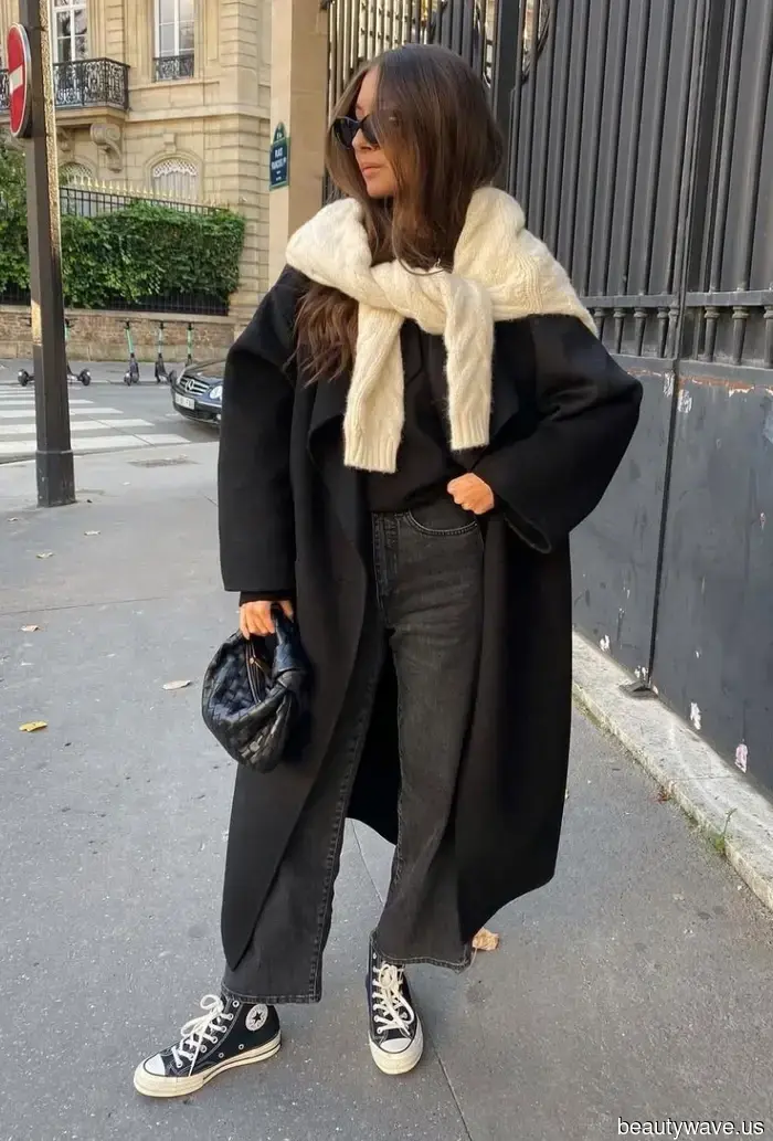 Puede que no estés de acuerdo, pero creemos que estas 6 tendencias de jeans están pasadas de moda para el otoño de 2025.