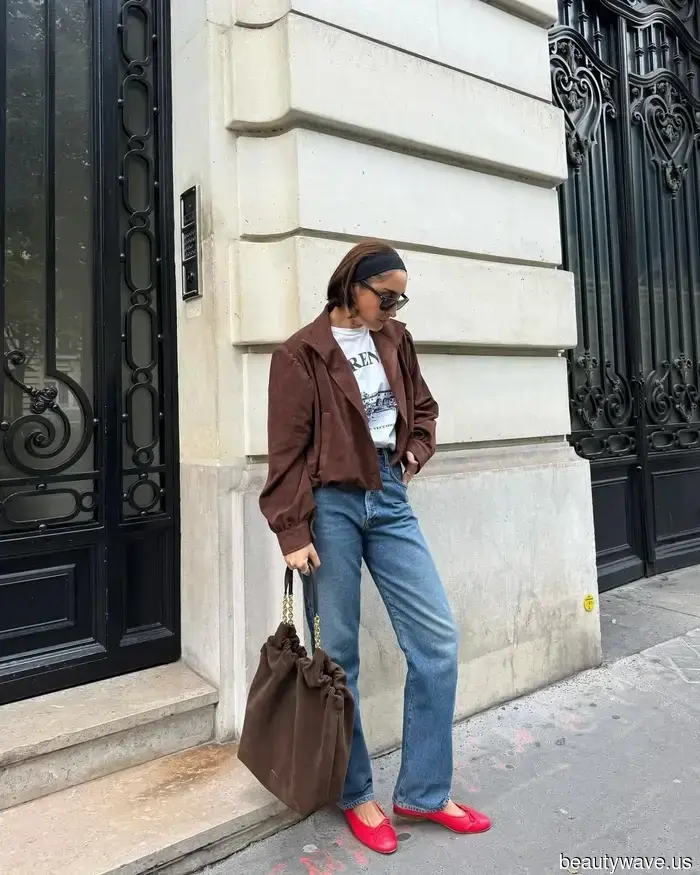 Indeed, ballet flats pair well with skirts, but they look even better in this Parisian-endorsed combination.