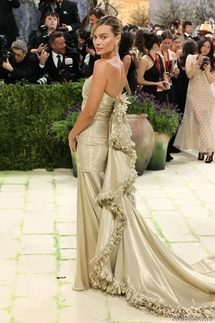 Margot Robbie's bespoke Chanel gown for the Met Gala required 761 hours to create.