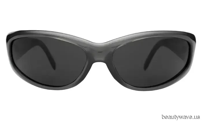 Questa tendenza della camicia in satin sembra uscita direttamente dall'era Gucci di Tom Ford&mdash;7 modi in cui le persone della moda stanno…