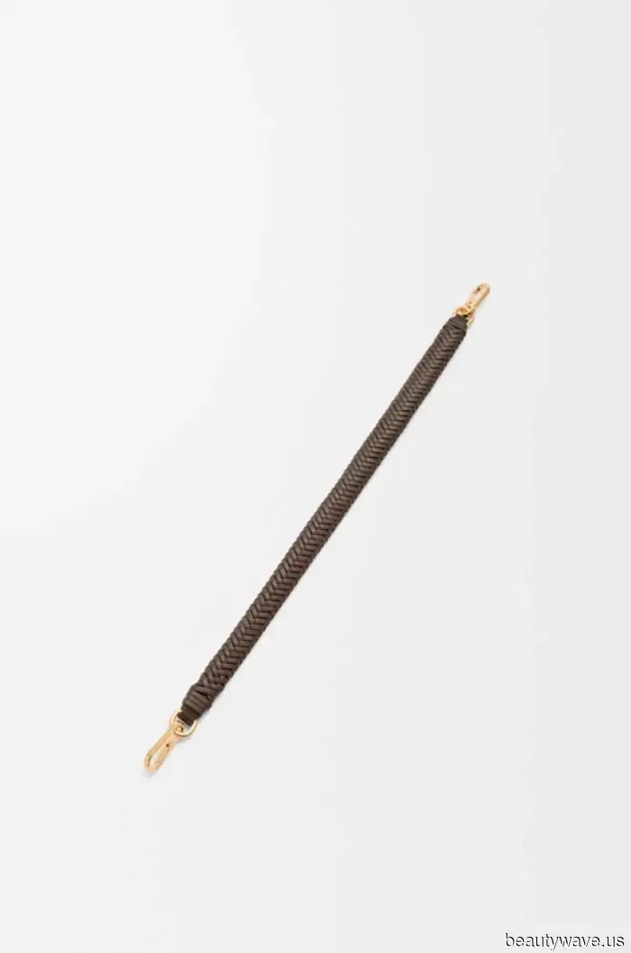 Tra tutte le nuove borse di design, le donne eleganti continuano a tornare a questo stile senza tempo e anti-tendenza.