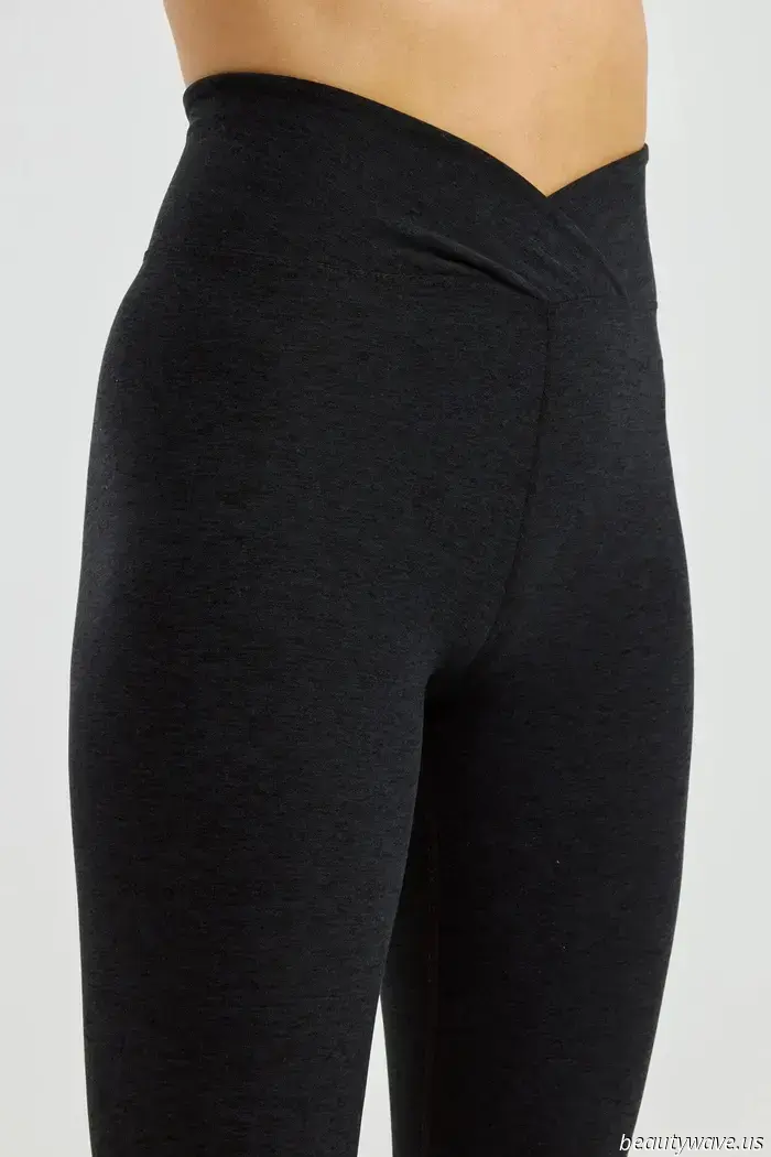 Se intendi indossare i leggings nell'autunno 2025, scegli questa tonalità e abbinali a sneakers bianche.