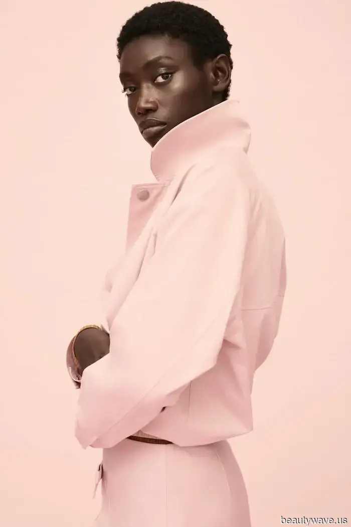 No es necesario ceñirse al blanco y negro&mdash;Kate Middleton encontró la combinación de colores elevada que se ve igual de elegante.