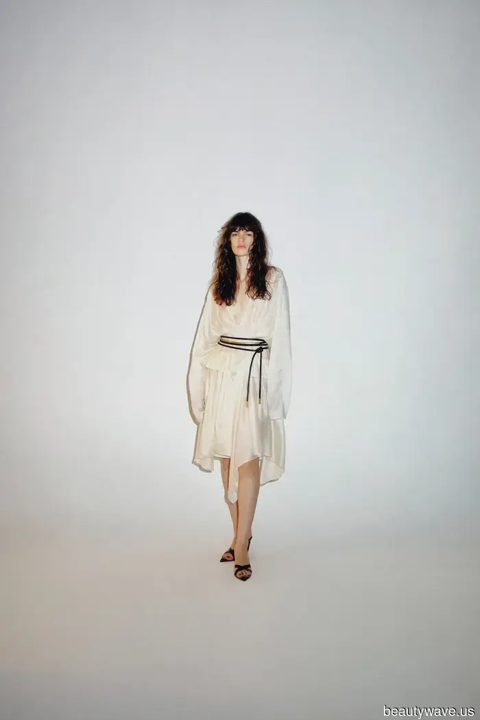 All-White-Outfits wirken sofort gehoben mit diesem unerwarteten Schuhfarbentrend.