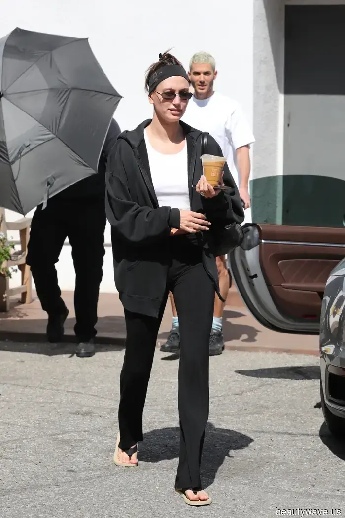 Giuro che vestirsi come Hailey Bieber durante il Pilates rende la mia forma infinitamente migliore.