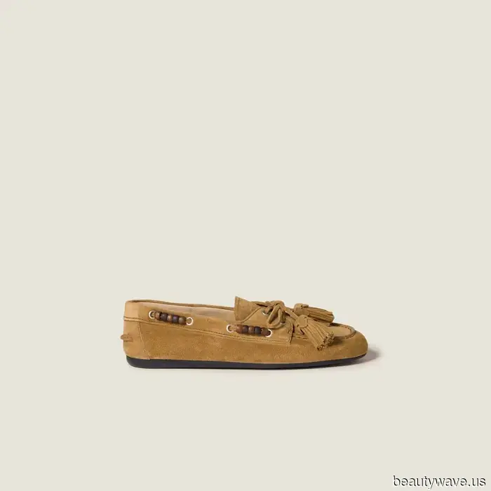 It Turns Out That This Flat-Shoe Trend Pairs Well with Dark-Wash Jeans