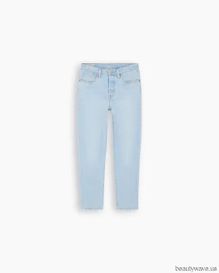 Statt Sneakers und Slipper tragen die Franzosen immer diesen schicken Schuhtrend mit cropped Jeans.