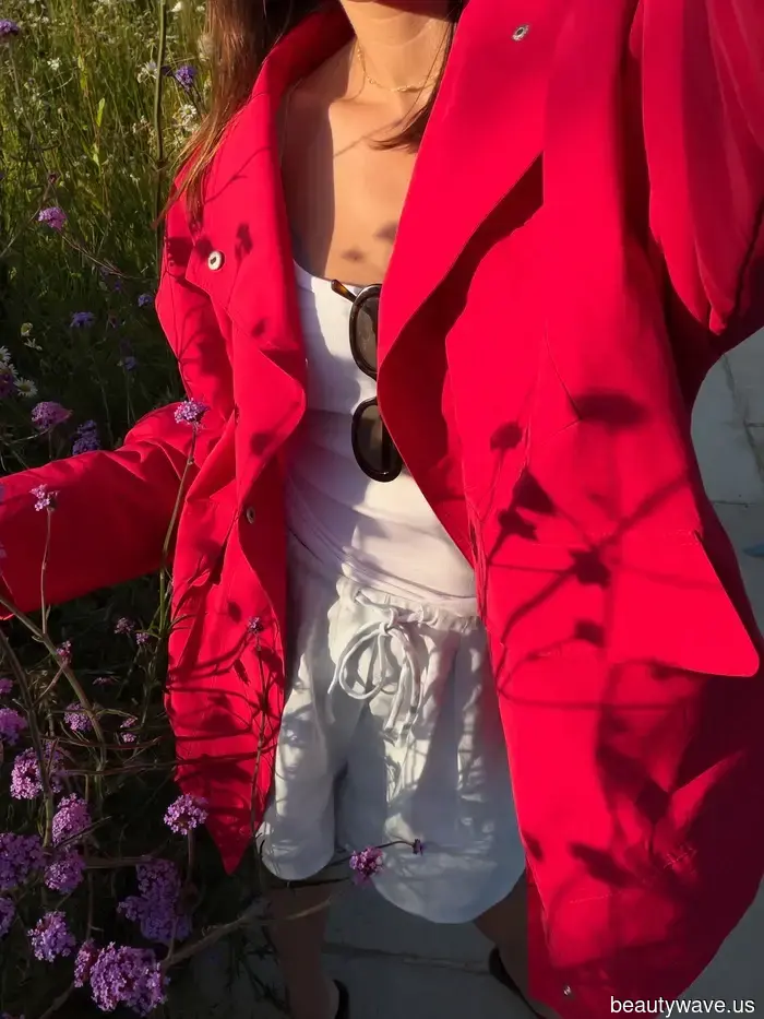 While everyone is discussing fall trends, fashionable women are still sporting this elegant summer essential.
