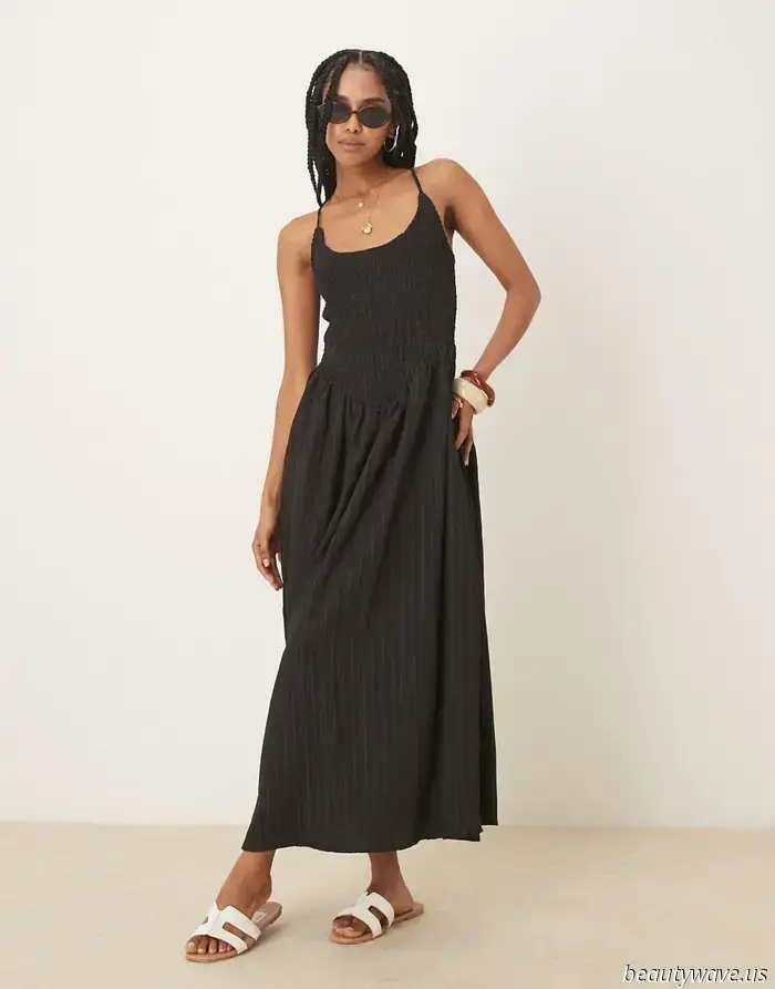 Sigo viendo este vestido de verano elegante en mujeres con estilo, y sorprendentemente es asequible