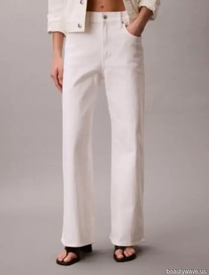 The hot trend that's quickly selling out everywhere is the trendiest option to pair with white jeans right now.