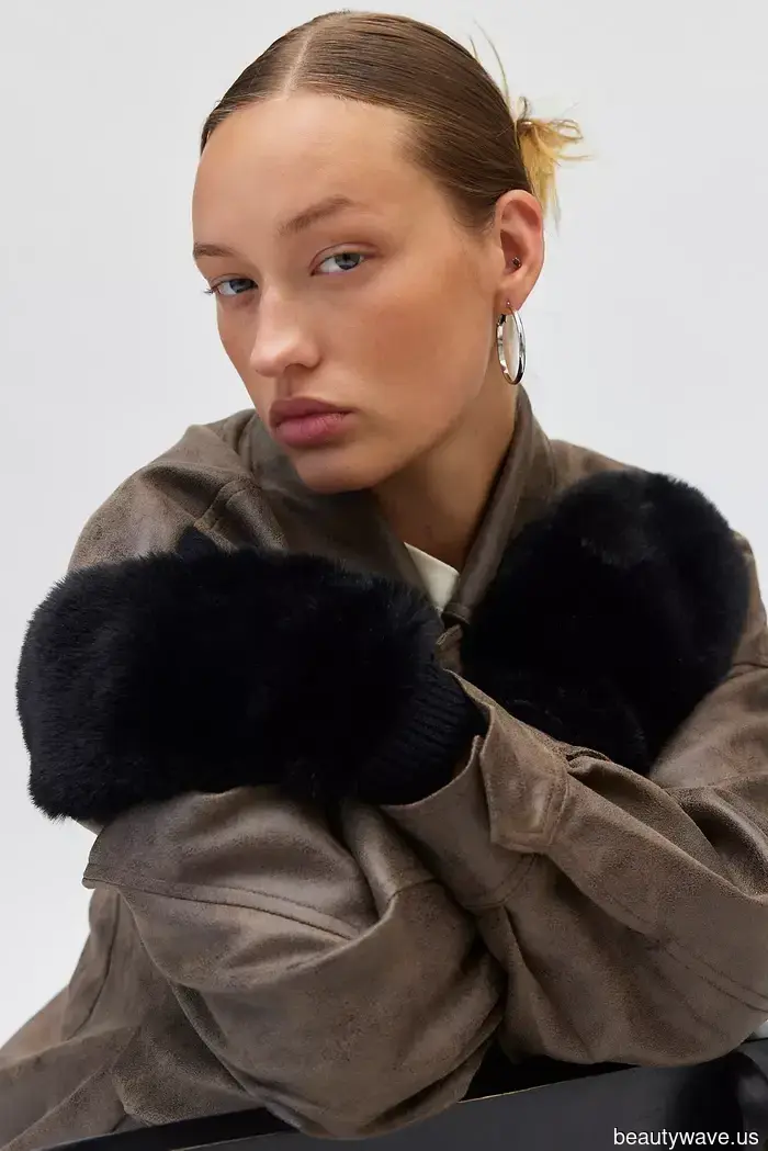 No Pillbox Hats or Capes—this Winter's Accessory Trend for the Stylish: the "Rich" Look