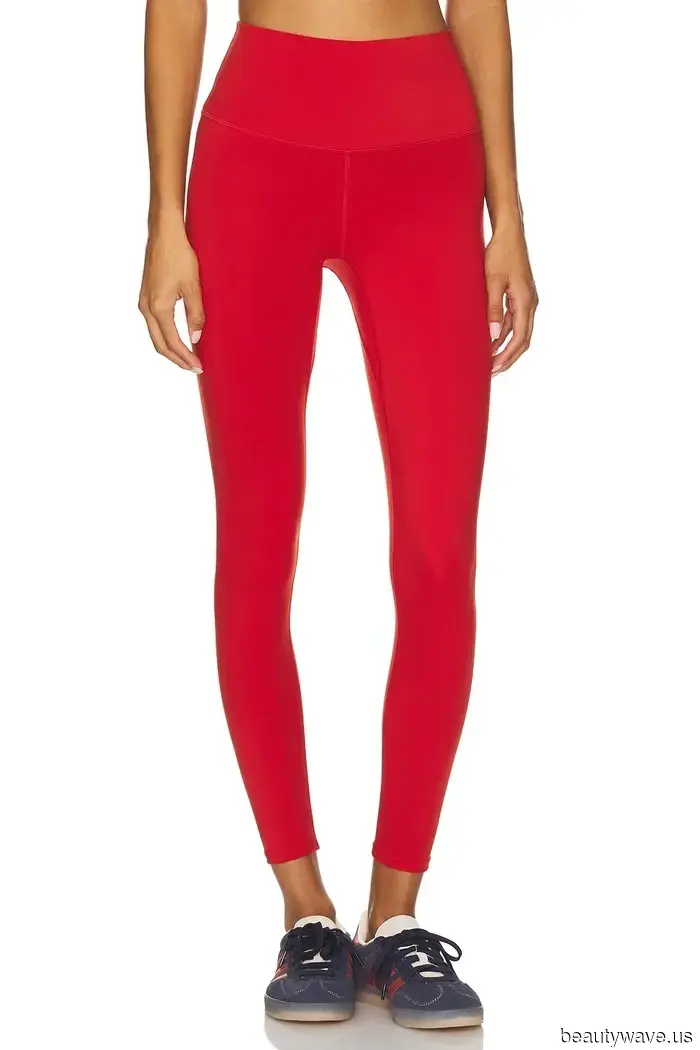 La nueva forma genial de llevar leggings y zapatillas está aquí, y necesitas verlo para creerlo.