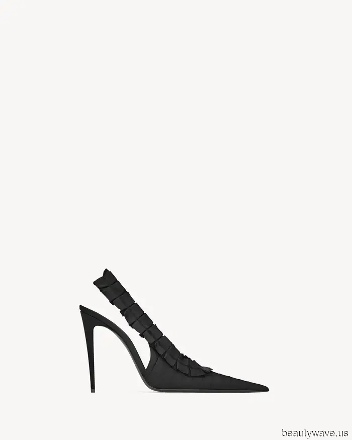 Light-wash jeans were a prominent feature at the Dior show—these shoes will give them a stylish touch for 2026.