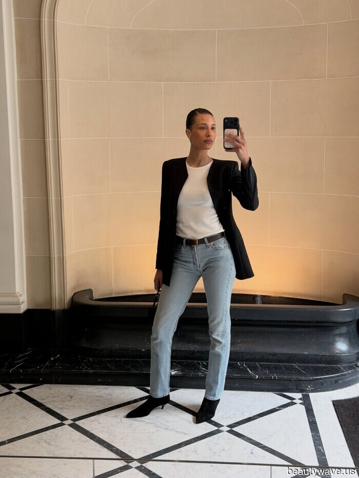 This is the denim color trend that everyone is pairing with high heels (and no, it’s not black).