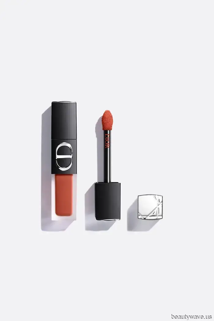 Nublado, Construible y Dolorosamente Chic&mdash;Los Nuevos Lip Blurs de Dior Son la Definición del Maquillaje Suave de Otoño