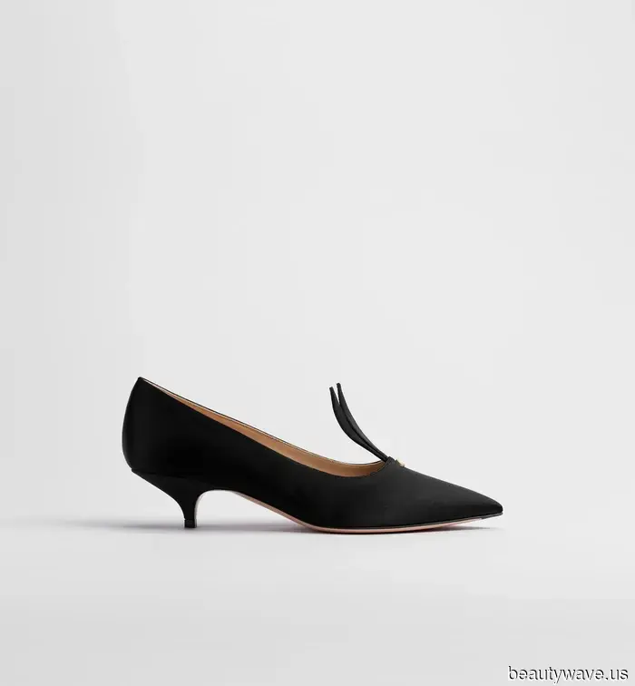 Light-wash jeans were a prominent feature at the Dior show—these shoes will give them a stylish touch for 2026.