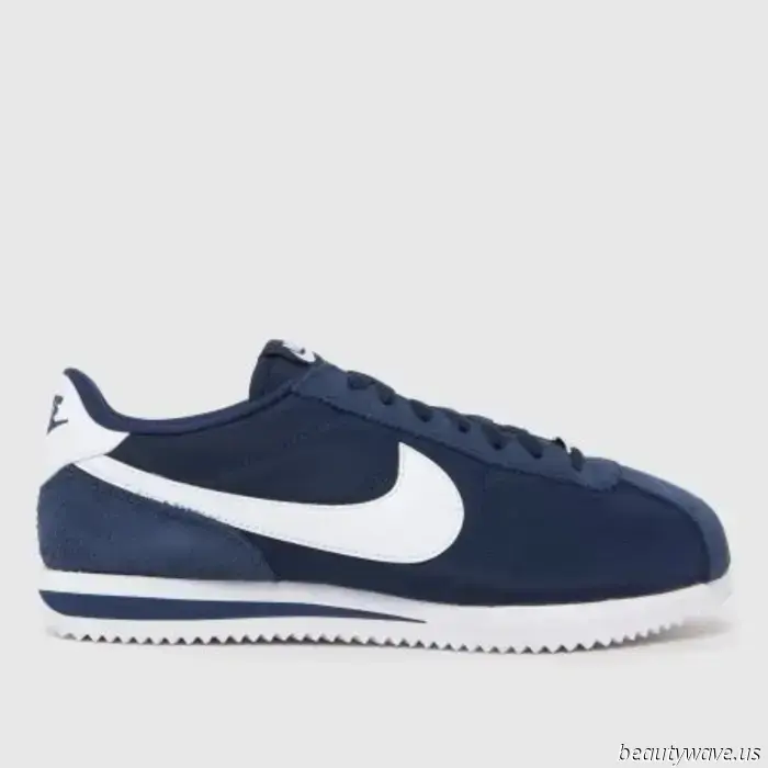 Ich hielt Sneaker nie wirklich für elegant, bis ich sie in diesem erwachsenen Farbton sah.