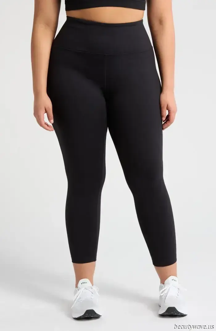 Julia Garner Recently Sported This Anti-Athleisure Footwear Trend with Leggings in NYC