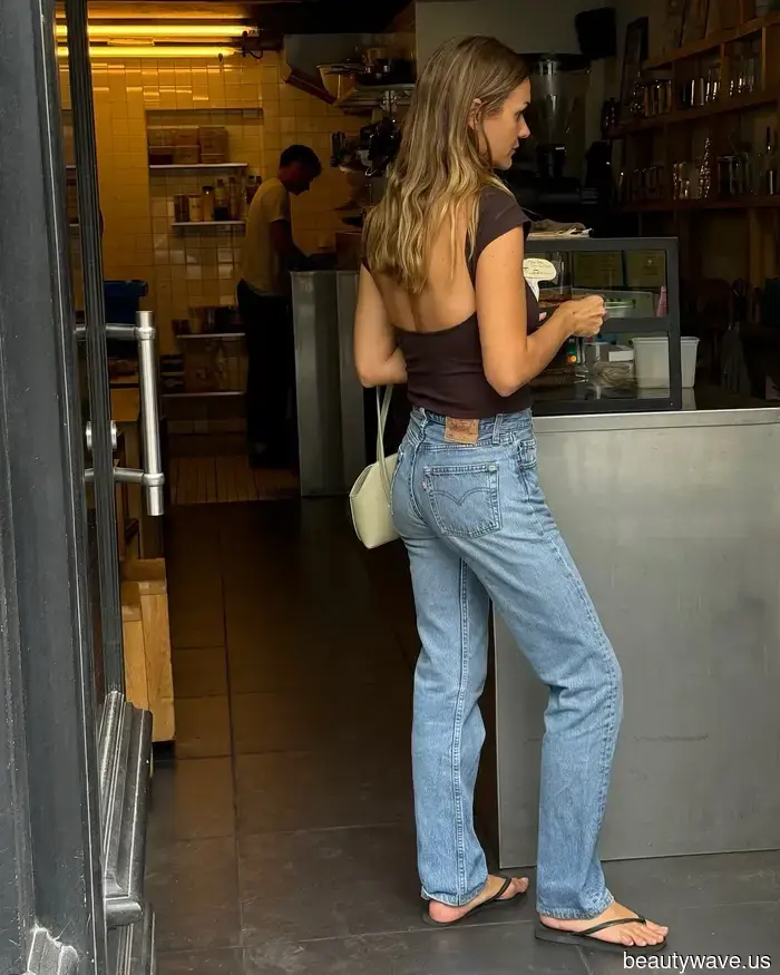 Si estás tratando de vestirte como una mujer francesa este otoño, evita estas tendencias de denim.