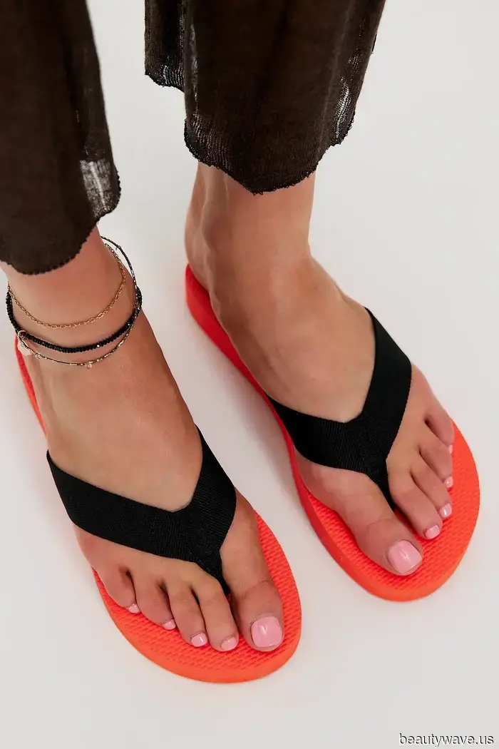 It’s confirmed: This summer shoe trend, favored by the Olsen twins, is being embraced by all fashion enthusiasts.