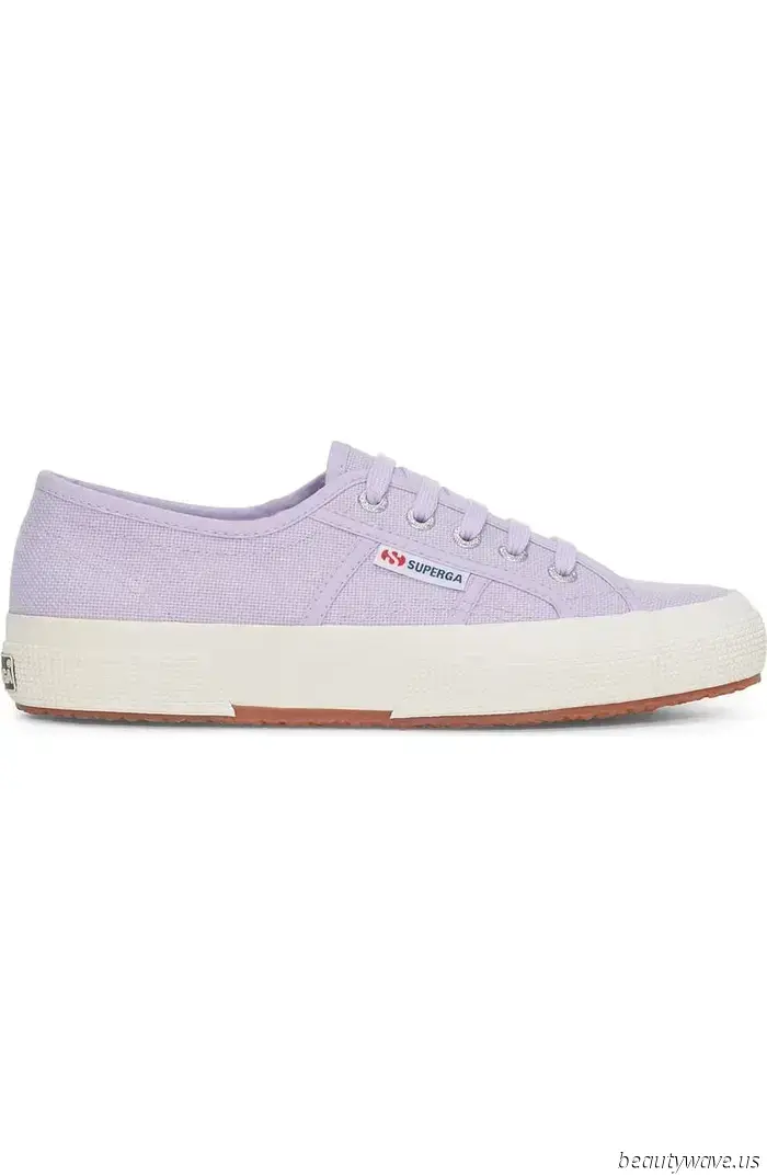It's official: Julia Roberts has just revived Princess Diana's beloved $70 sneakers.