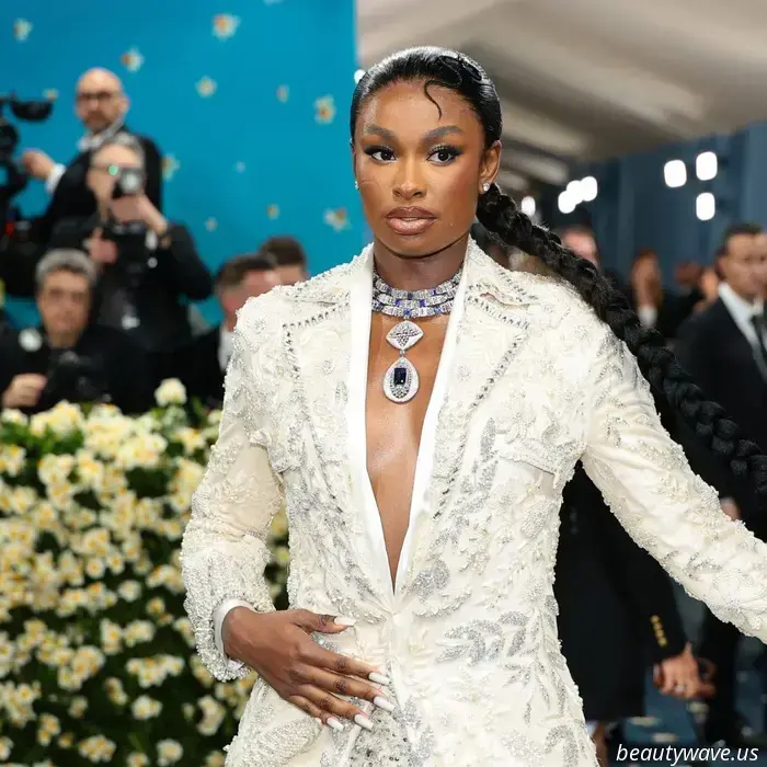 È ufficiale: i riccioli dei kiss hanno dominato il tappeto rosso del Met Gala 2025