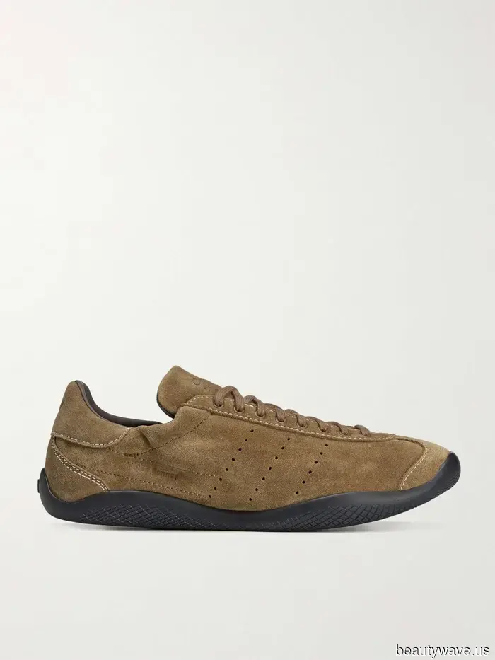 Non pensavo che le scarpe da ginnastica dovessero essere indossate con questa tendenza delle gonne&mdash;mi hanno appena dimostrato che mi sbagliavo.