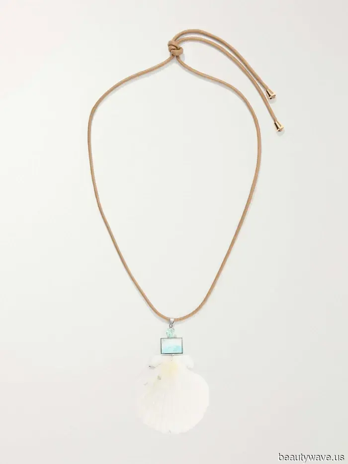 Los conjuntos de verano se ven mucho más elegantes cuando se combinan con este accesorio de moda.