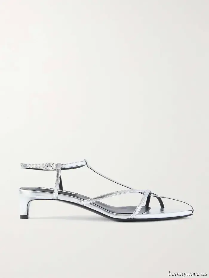 The Trend of Chic-Looking Sandals That Fashionable Girls Are Pairing With Baggy Jeans and White T-Shirts