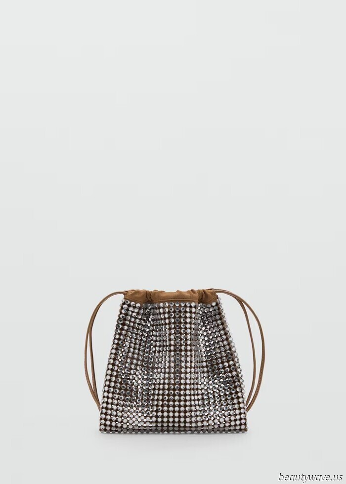 More Stylish Than a Shoulder Bag, More Laid-Back Than a Clutch—The Bag Trend That Only Fashionable Individuals Are Aware Of