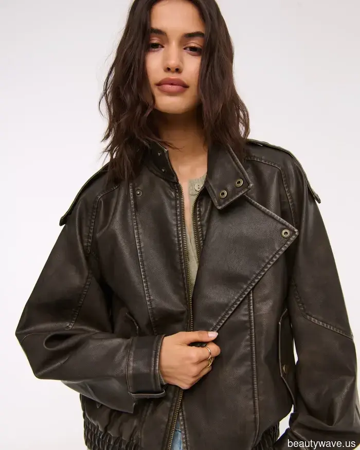 Certo, le giacche di pelle nere sono senza tempo, ma tutti nel mondo della moda stanno optando per questo colore più chic invece.