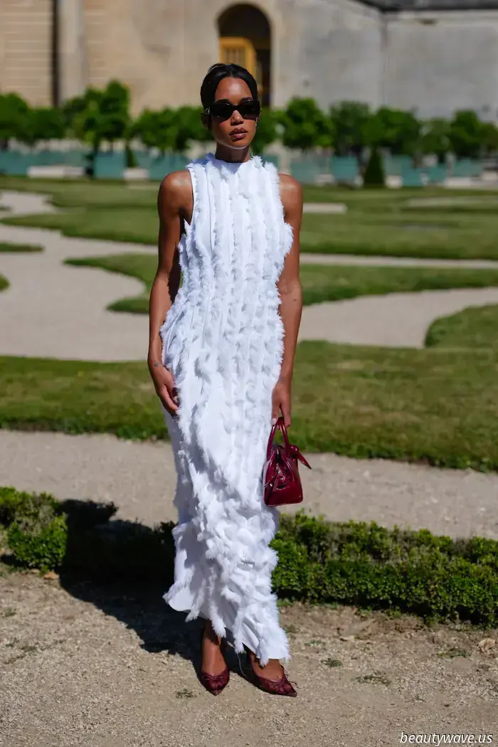 Los tacones negros están bien, pero en Francia, todos saben que este color de zapato se ve mejor con vestidos blancos.