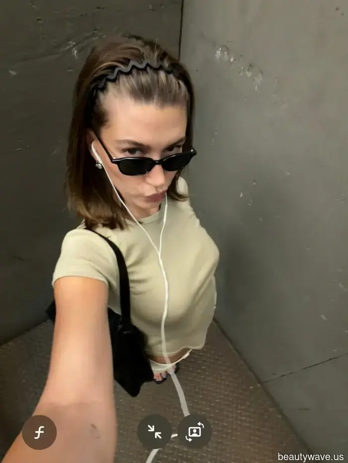 Olvídate de las bandanas y las bufandas de seda: Hailey Bieber está usando este accesorio de los 90 en su cabello en su lugar.