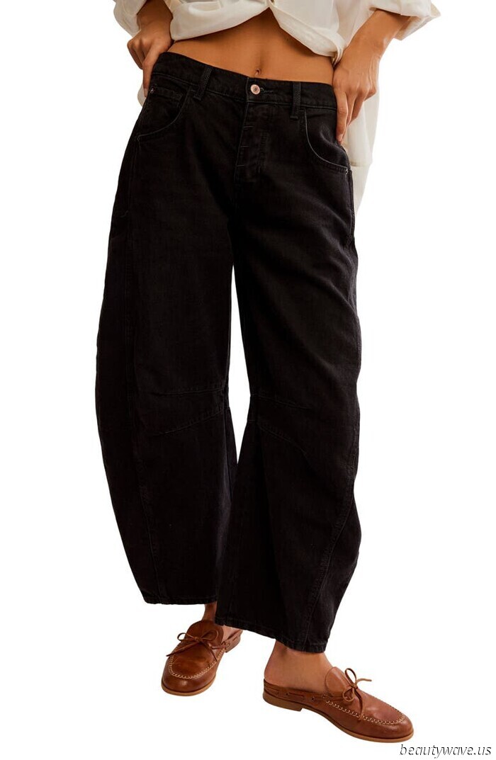 Not Skinny, Not Wide-Leg—The Unique Denim Style Frequent Travelers Often Choose to Wear at the Airport with Sneakers.