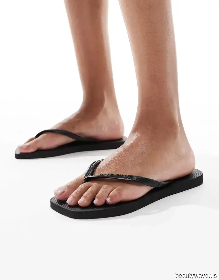 In New York gesichtet: Der Nicht-Weiße Kleid-Trend, den Modeleute nonstop mit Flip-Flops tragen