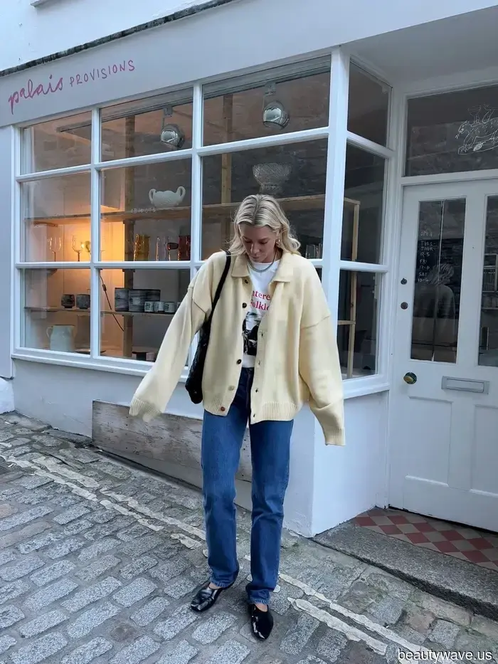 Джинсы *технически* подходят ко всему, но я считаю, что они выглядят наиболее стильно с этой классической вязаной вещью.