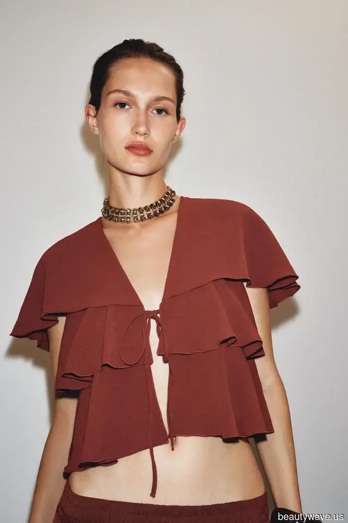 La gente está comprando esta bonita tendencia de camisa con la intención de usarla por la noche con jeans.