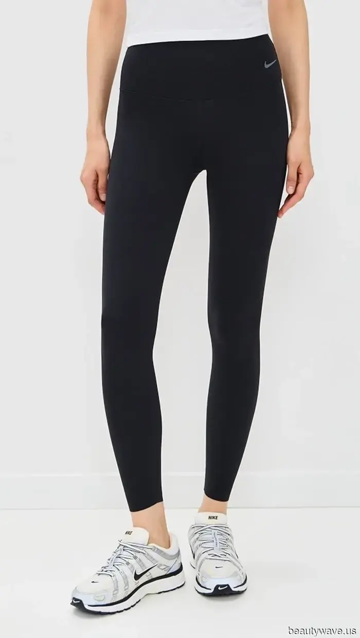 La nueva forma genial de llevar leggings y zapatillas está aquí, y necesitas verlo para creerlo.