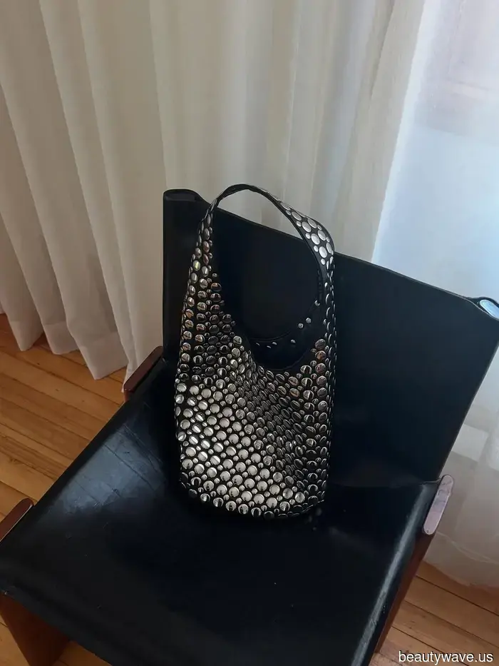 Sono appena tornato da Barcellona e Amsterdam&mdash;ogni singola ragazza portava questa borsa anti-minimalista.