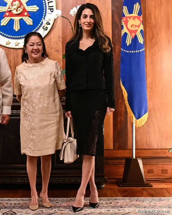 Knielange Röcke sind zurück, und Amal Clooney trug gerade die Schuhe, die sie schick und nicht steif aussehen lassen.